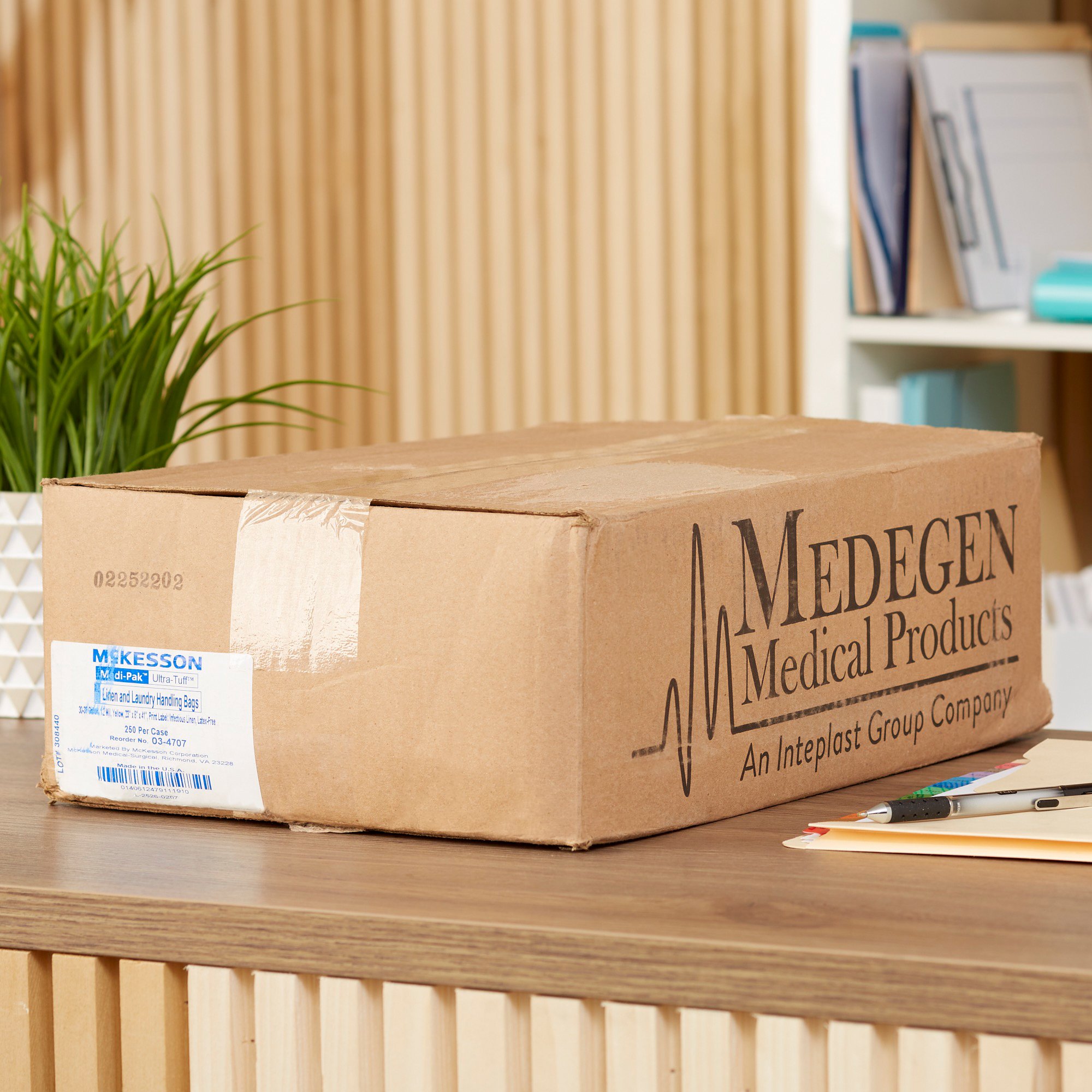 McKesson Brand 03-4707 - McKesson Infectious Linen Bag, 30 – 33 gallon Capacity, 8 x 23 x 41 Inch - 250/Case