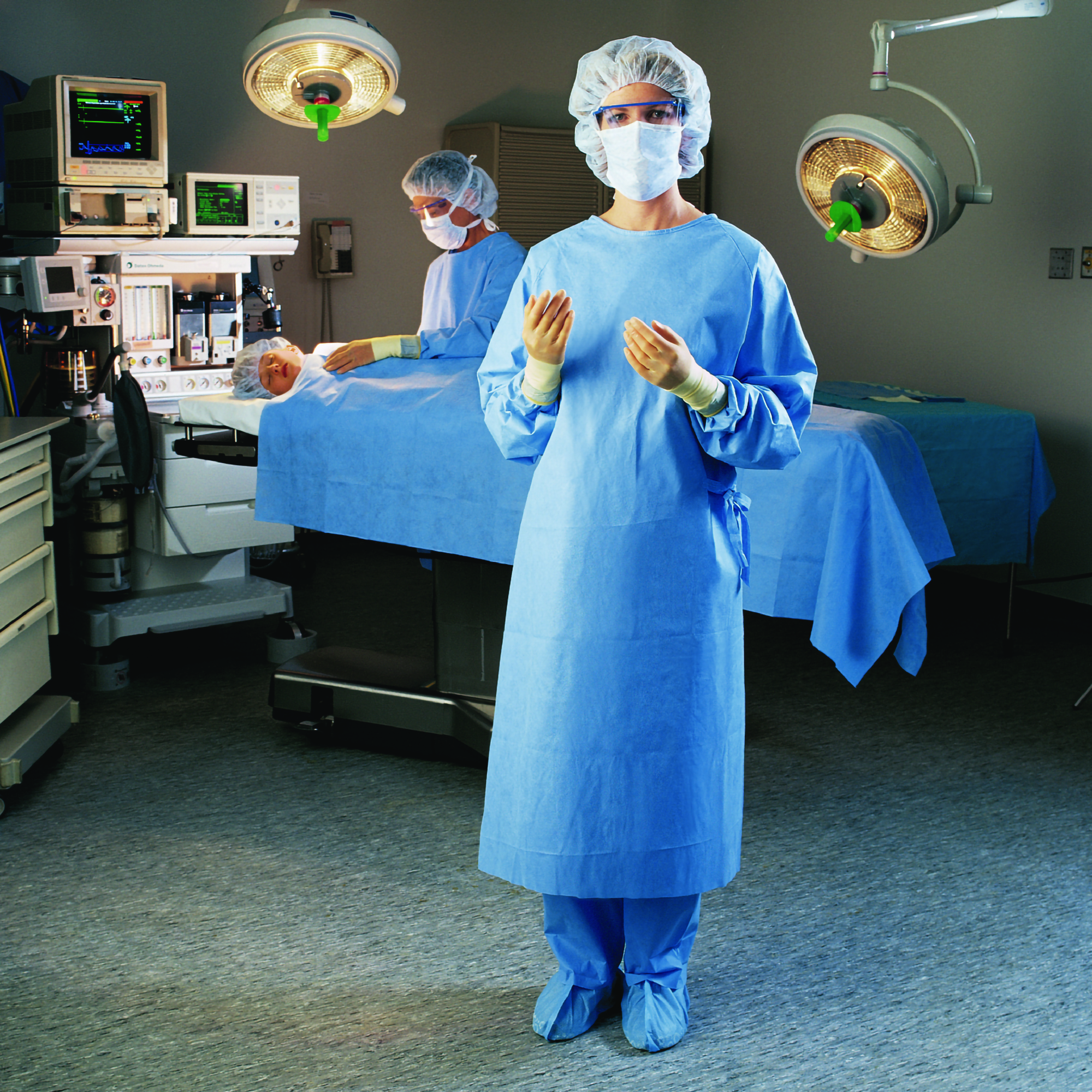 O&M Halyard Inc 95101 - Halyard ULTRA Nonreinforced Surgical Gown with Towel, Small - 1/Each, 34/Case