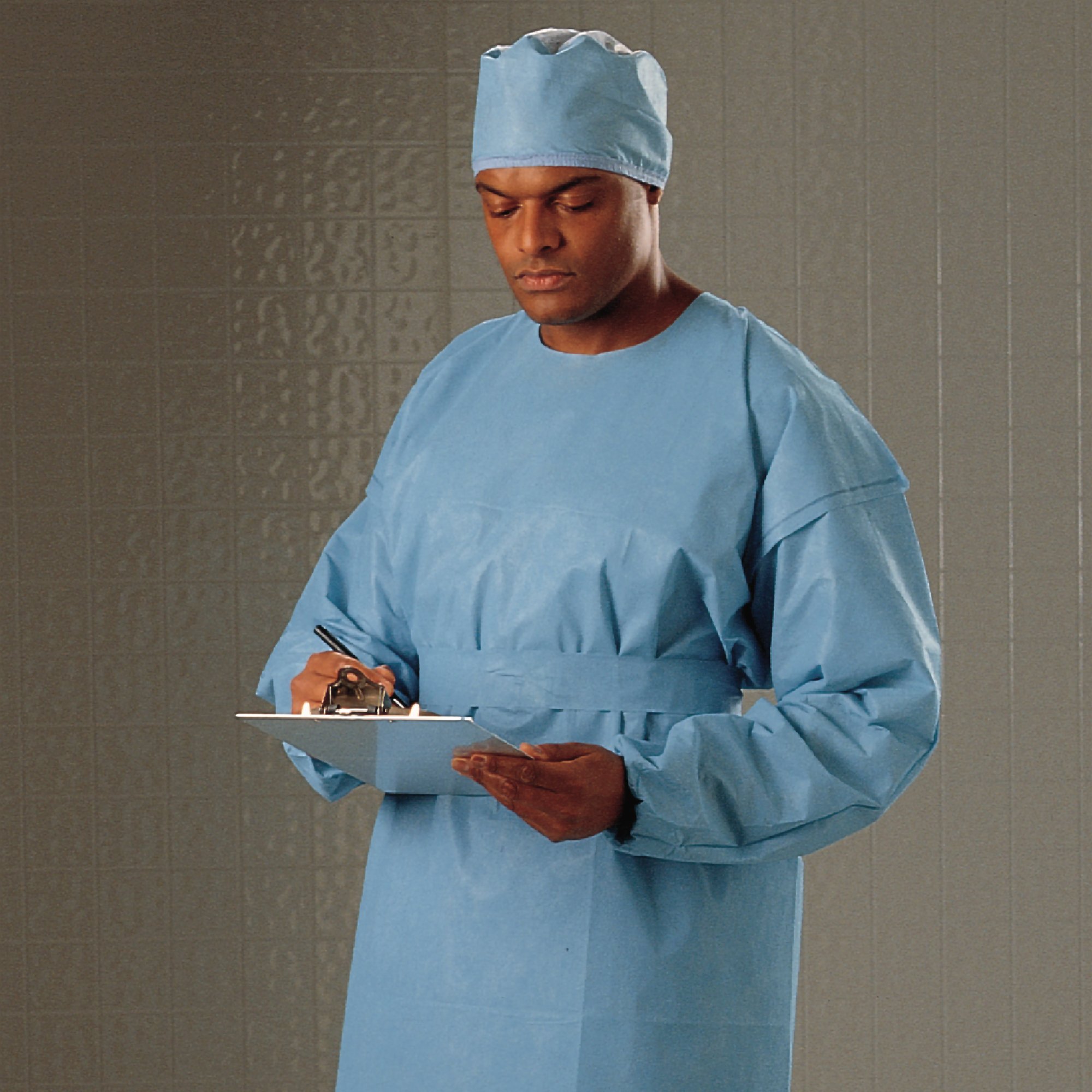 O&M Halyard Inc 69028 - Halyard Protective Procedure Gown with Knit Cuffs - 10/Pack, 60/Case