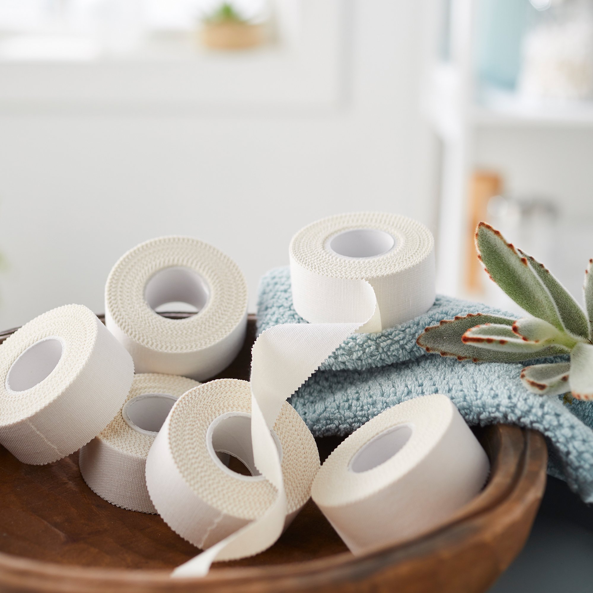Cardinal 2531C - Kendall™ Cloth Medical Tape, 1 Inch x 10 Yard, White - 1/Roll, 12/Box, 144/Case